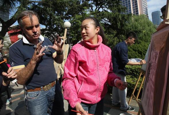 （晚報）上海：“小畫家”與澳水彩畫家“面對面”交流