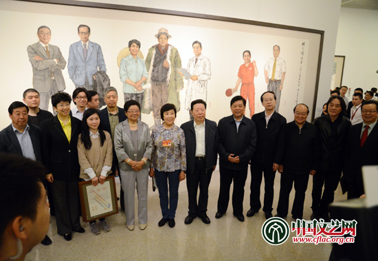 顧秀蓮、孫家正、趙實(shí)、胡振民、左中一等與勞模代表一起觀看畫(huà)展。高森 攝