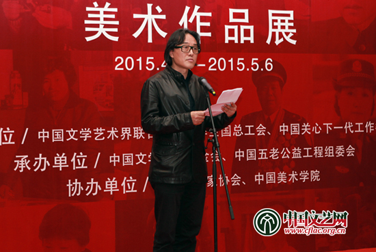 畫(huà)家代表王贊在展覽開(kāi)幕式上講話。陳維平 攝
