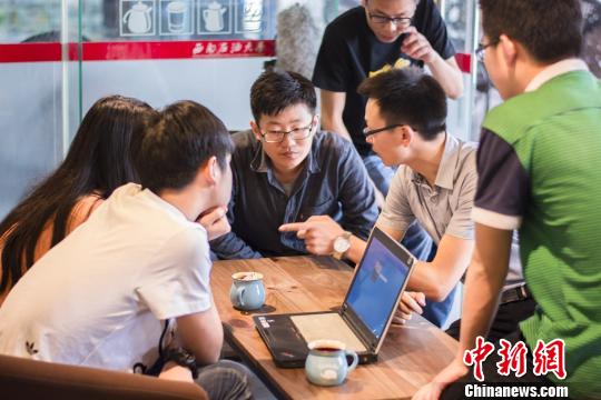 大學(xué)生自制微電影《會(huì)有花開(kāi)》網(wǎng)友：文藝起來(lái)蠻拼的
