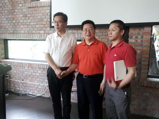 李兵(中)與嘉賓合影