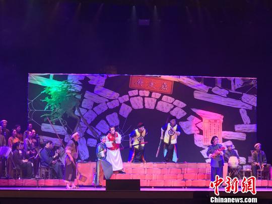 圖為閉幕式表演現(xiàn)場?！≡酪劳?攝